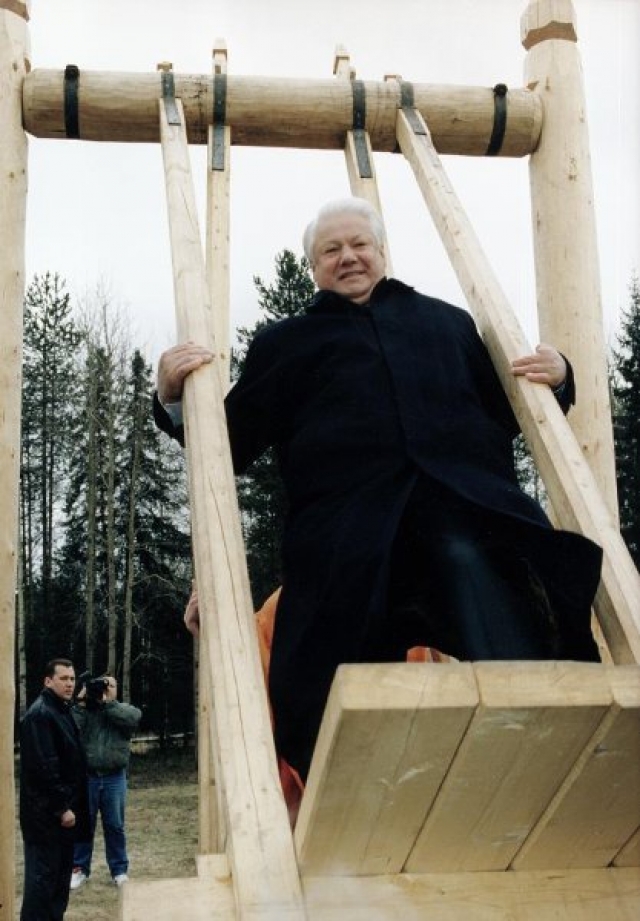 Борис Ельцин на качелях. Архангельск. 1996