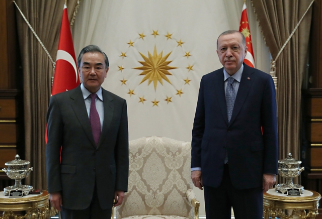 O presidente turco Recep Tayyip Erdogan se reuniu em Ancara em 25 de março com o Conselheiro de Estado, Ministro das Relações Exteriores da República Popular da China, Wang Yi
