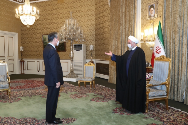 Ministro das Relações Exteriores da China encontra-se com o presidente iraniano, Hassan Rouhani