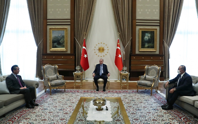 O presidente turco Recep Tayyip Erdogan com o Conselheiro de Estado, Ministro das Relações Exteriores da República Popular da China, Wang Yi