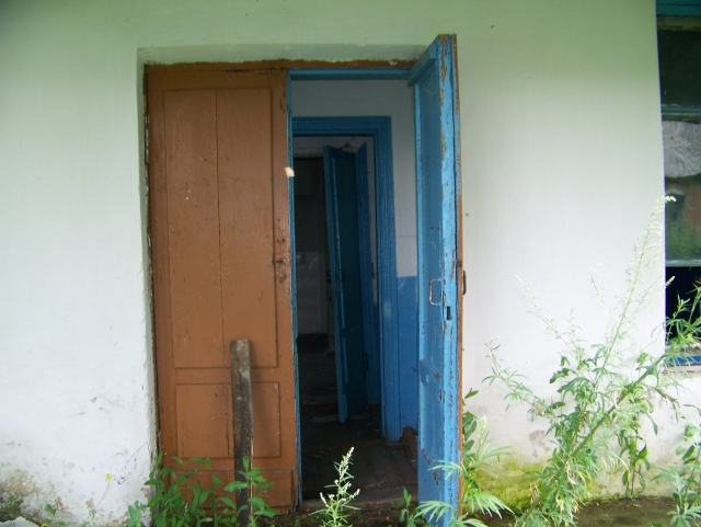 Топчихинский район Алтайского края. Дверь бывшей школы села Лаврентьевка
