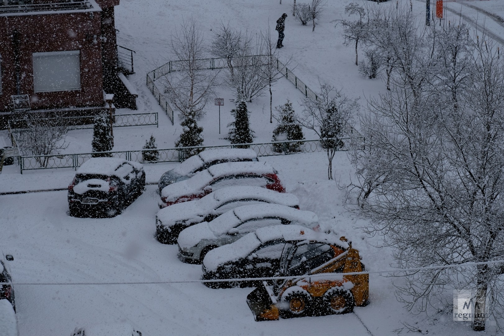 В россии выпадет снег. Снег в России. Магадан снегопад. Магадан завалило снегом. Снегопад в России.
