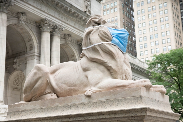 Статуя льва в маске. Нью-Йорк
