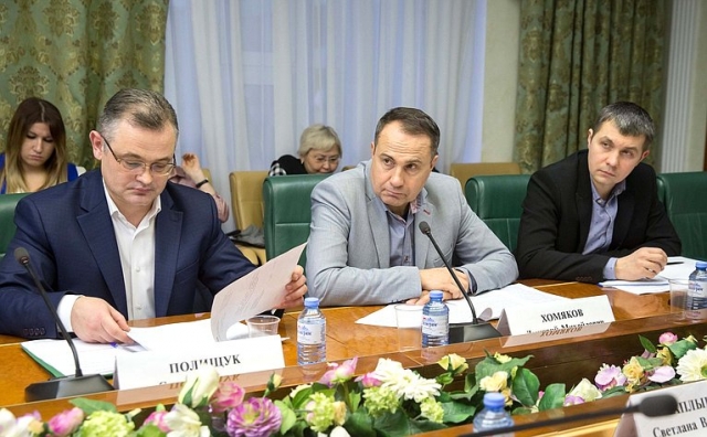 Дмитрий Хомяков (в центре)