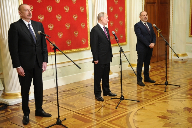 Президент Азербайджана Ильхам Алиев, президент России Владимир Путин и премьер-министр Армении Никол Пашинян 