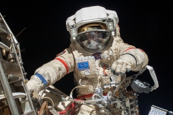 Работа российского космонавта в ткрытом космосе