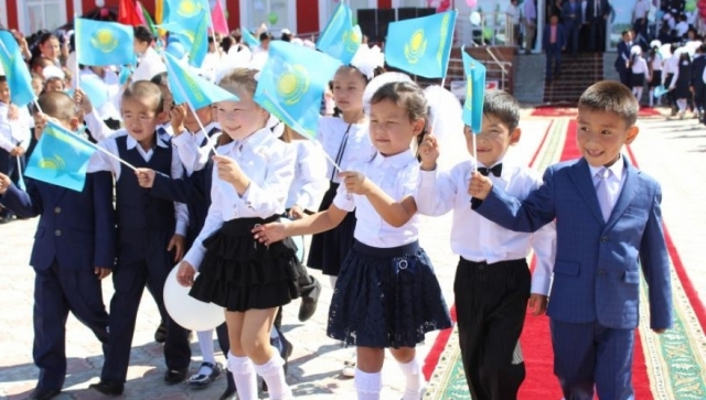 Школьники в Казахстане 