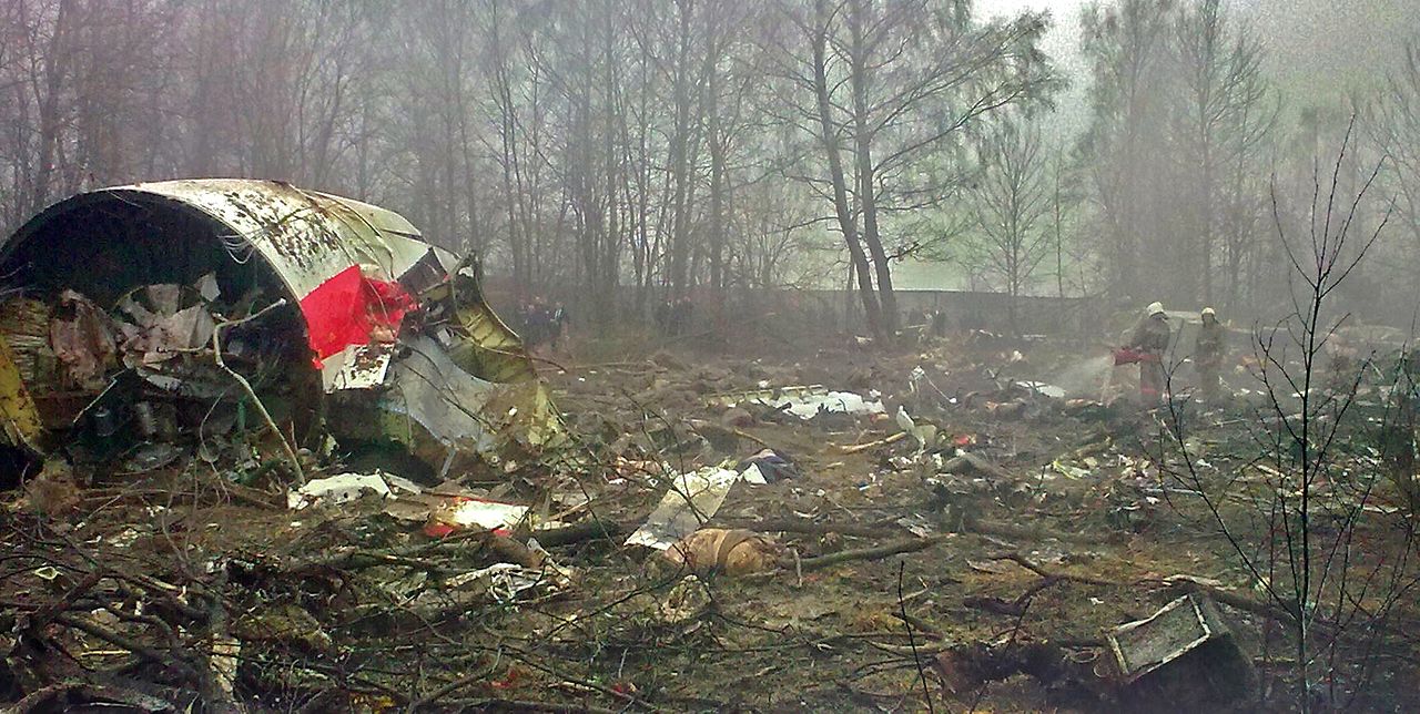 Обломки польского Ту-154 на месте авиакатастрофы под смоленском 