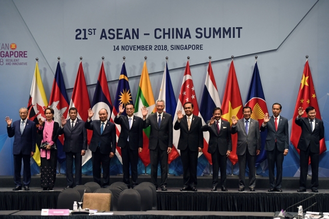 Лидеры стран — членов АСЕАН и премьер-министр Китая Ли Кэцян (5-й слева) перед началом саммита АСЕАН — Китай 14 ноября 2018 