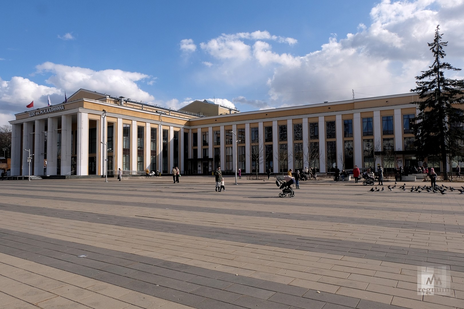 Дк королев. ЦДК имени Калинина Королев. Королёв ДК Калинина. Центральный дворец культуры Королев. ДК Калинина Королев вечером.