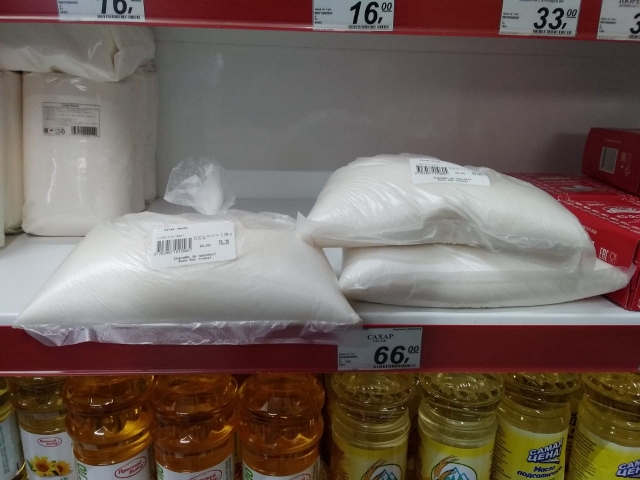 Алтайский край. Полка сельского магазина, где килограмм сахара продают по 66 руб. 