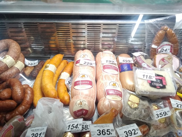 Алтайский край. Прилавок в сельском магазине: мясные и колбасные изделия