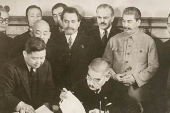 Мацуока в присутствии И. В. Сталина, В. М. Молотова и А. Я. Вышинского подписывает советско-японский пакт о нейтралитете. Москва, 1941