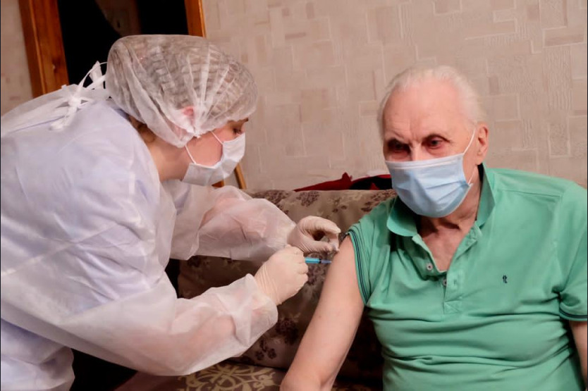 Вакцинация пожилых людей в Новосибирске на дому