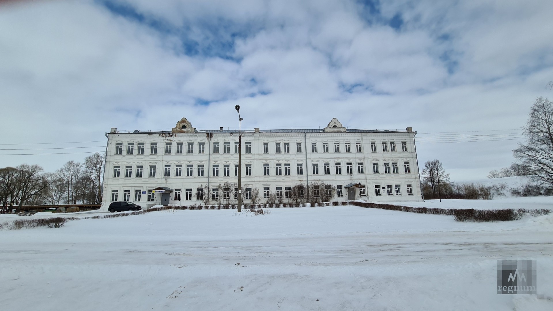 Архитектуру внутри кремля нарушили постройки XVIII-XX  веков, в том числе здание бывшего духовного училища, ныне педагогического училища