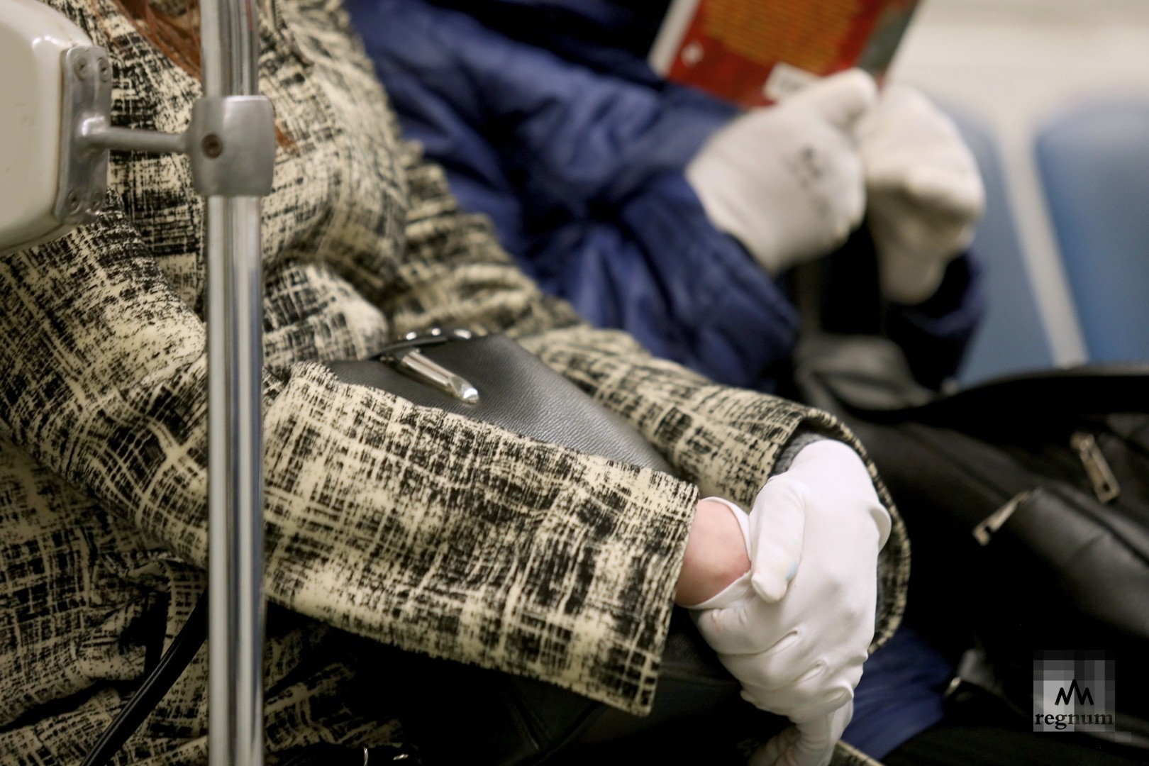 Перчатки на пассажирах метро Петербурге