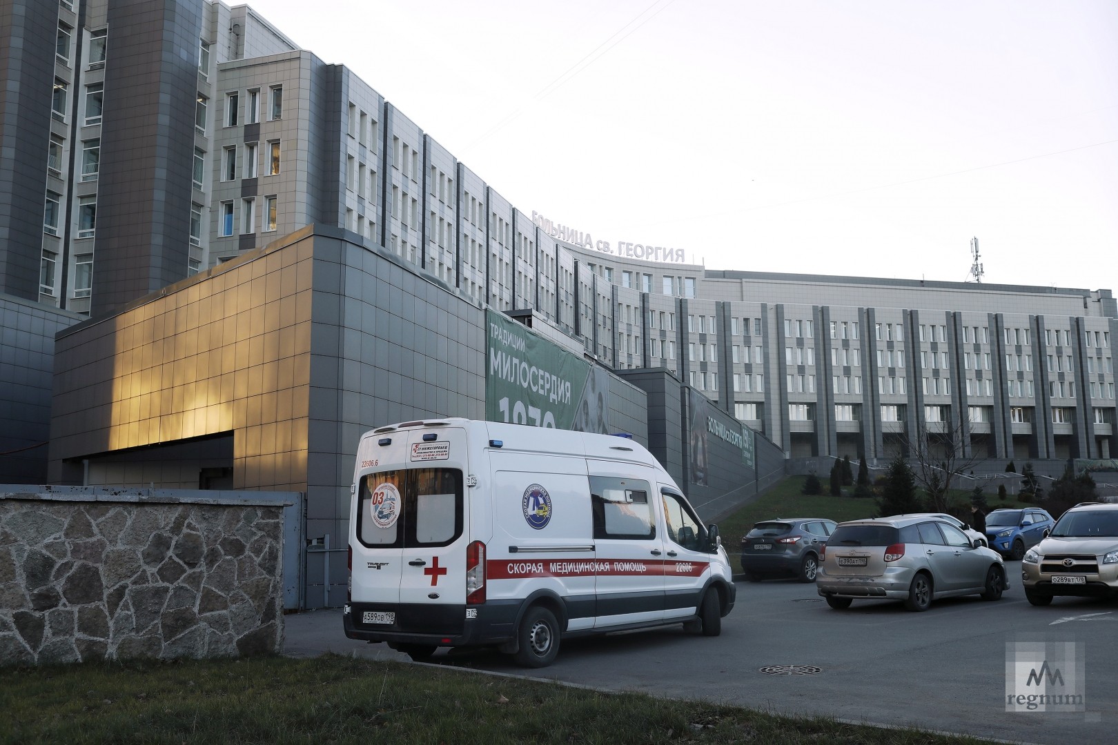 Машина скорой помощи у «ковидной» больницы Петербурга