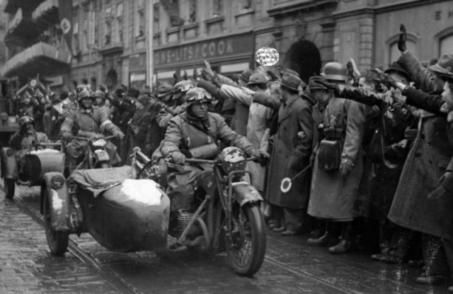 Жители Праги приветствуют вермахт. 1939