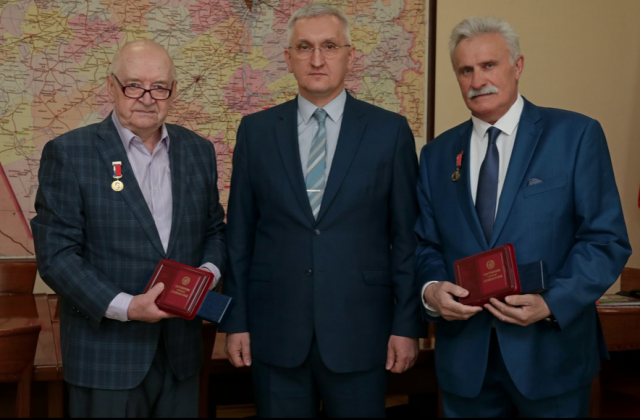 Константин Емешин (слева), заместитель председателя правительства Алтайского края Виталий Снесарь и Алексей Сарычев после награждения 