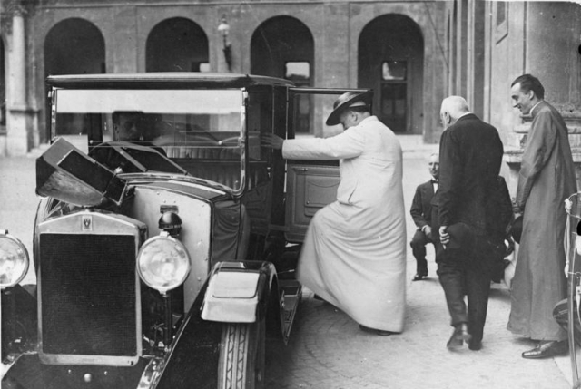 Пий XI принимает лимузин в качестве дара от правительства Италии. Ватикан, сентябрь 1926 года