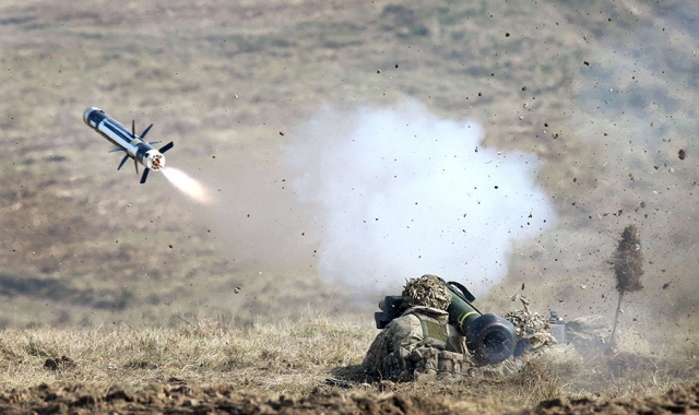 Пуск ракеты из ПТРК Javelin 