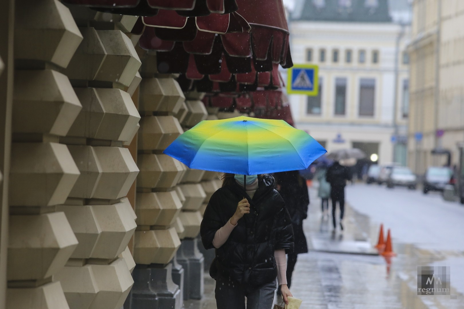 Скоро ли дождь. Жёлтый уровень опасности в Москве. Похолодание в Париже. Ведущая дождя. +19 Градусов в Москве.
