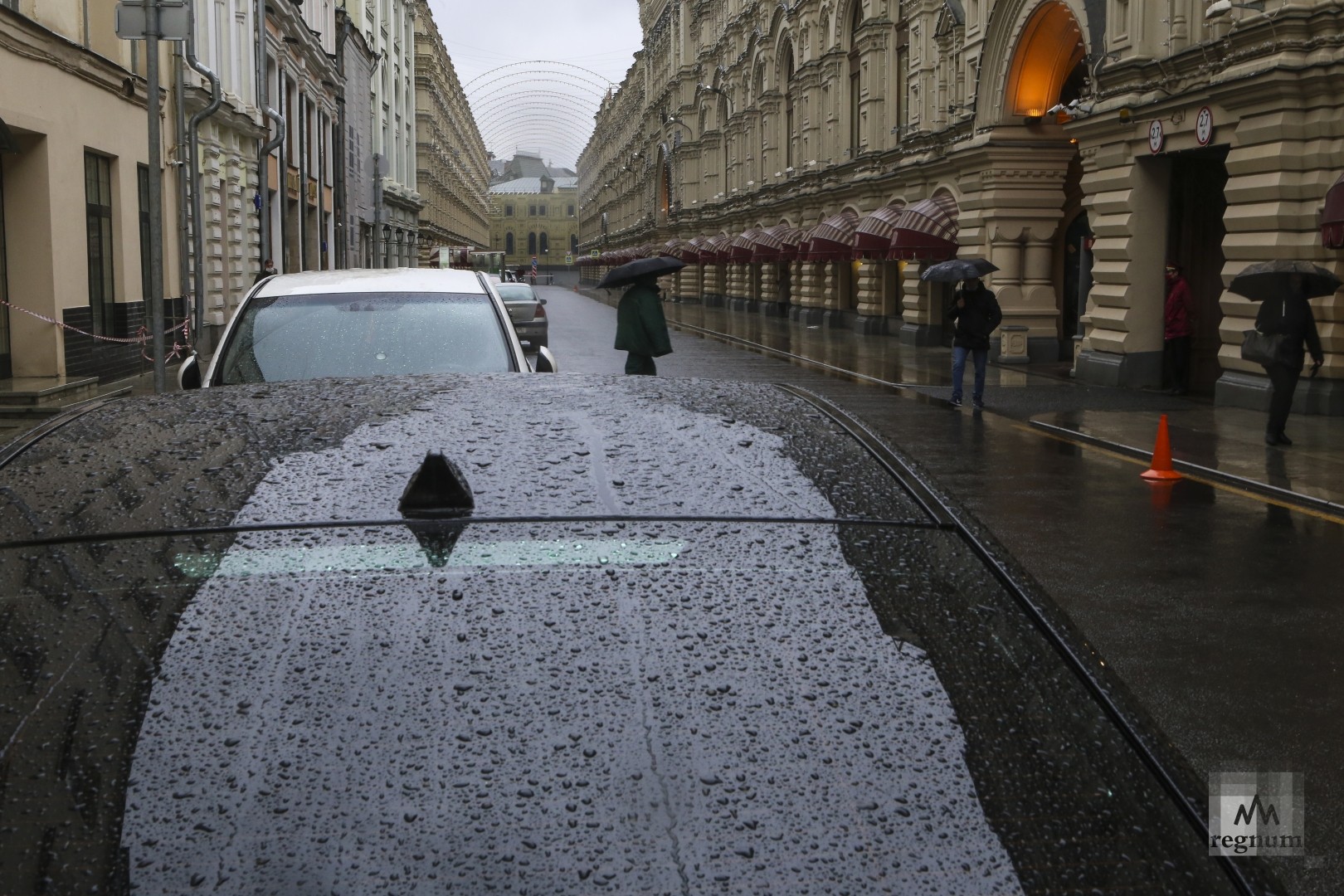 Будет ли сегодня дождь в москве. Дождь в Москве. Дождик в Москве. Небольшой дождь в Москве. Улицы Москвы в дождь.