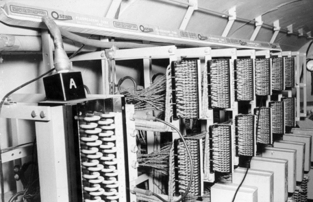 Оборудование в туннеле, прокопанном ЦРУ в рамках операции «Золото», для прослушки советских сетей связи в Берлине 