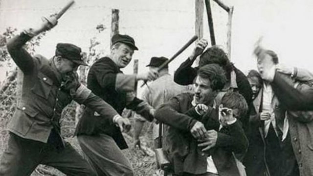 Избиение евреев бандеровскими полицаями. Украина. 1941