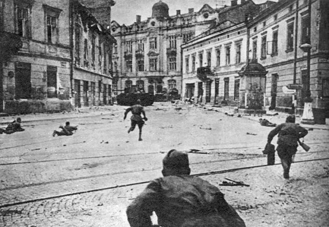 Советские войска ведут бой на улицах Львова. Июль 1944