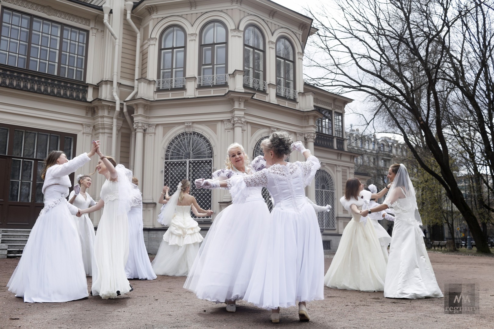 Танец  весны и любви  во время флешмоба невест в Лопухинском саду 