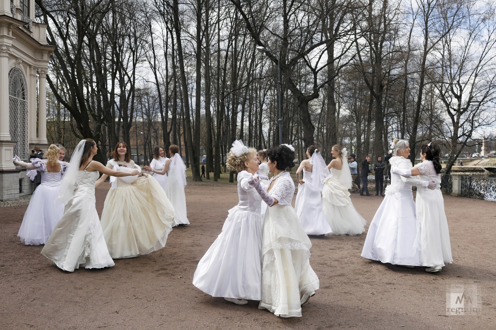 Танец  весны и любви  во время флешмоба невест в Лопухинском саду 