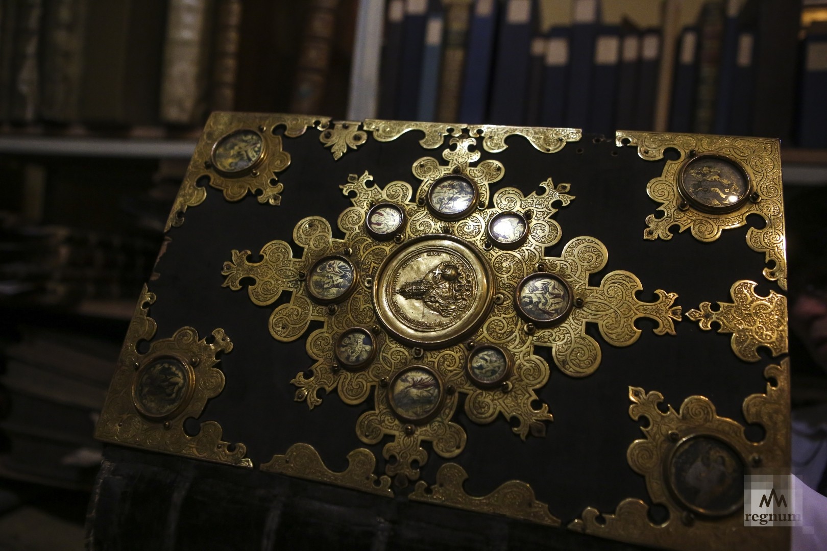 Обложка библии. Хранилище редких книг. РГБ. Москва. Ярослав Чингаев ...