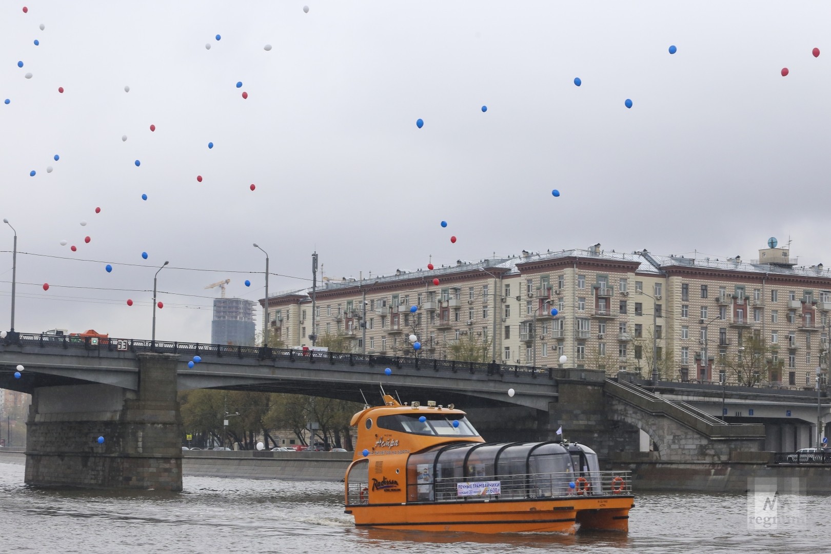 Навигация в москве. Парад судов в Москве 2021. Парад судов на Москве реке. Открытие навигации на Москве реке. Движение судов по Москве реке онлайн.