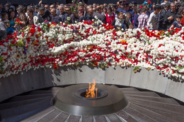 Вечный огонь. Мемориал жертвам геноцида. Ереван 