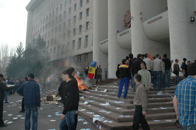 Митингующие пред зданием парламента. Кишинев. 2009 