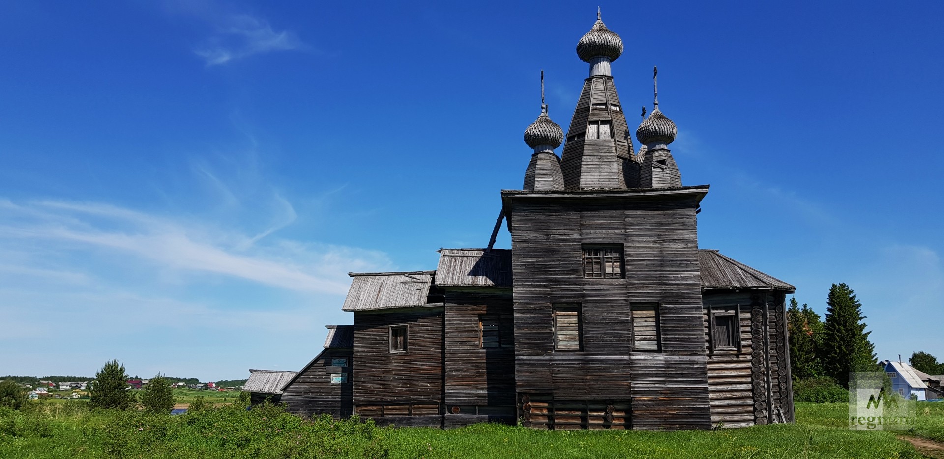 Деревянная Воскресенская церковь – третья по счету на этом месте