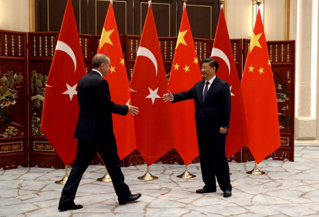 Президент Реджеп Тайип Эрдоган встретился с Президентом Китайской Народной Республики Си Цзиньпином в гостевом доме штата Сиху в китайском городе Ханчжоу перед саммитом G20. 2016