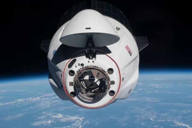 SpaceX Crew Dragon Endeavour приближается к МКС