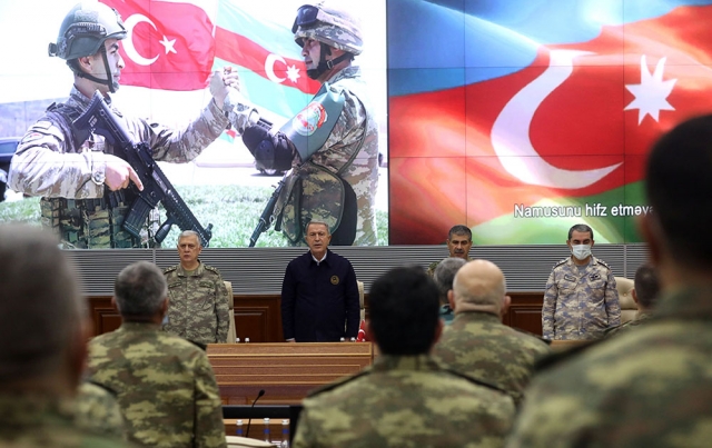 Министр обороны Азербайджана Закир Гасанов и министр обороны Турции Хулуси Акар 