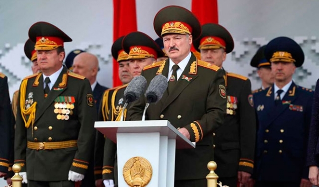 Александр Лукашенко на параде 9 мая 2020 года