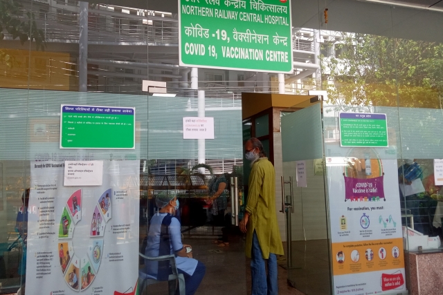 Центр вакцинации против коронавируса в Индии