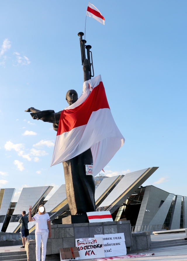Монумент архитектурно-скульптурного комплекса «Минск — город-герой», обернутый в бело-красно-белый флаг. (сс) Gruszecki