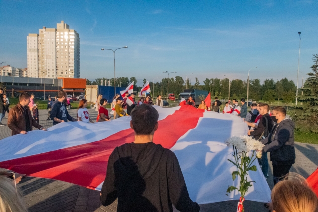 Протестующие с бело-красно-белым флагом в Минске. (сс) Homoatrox