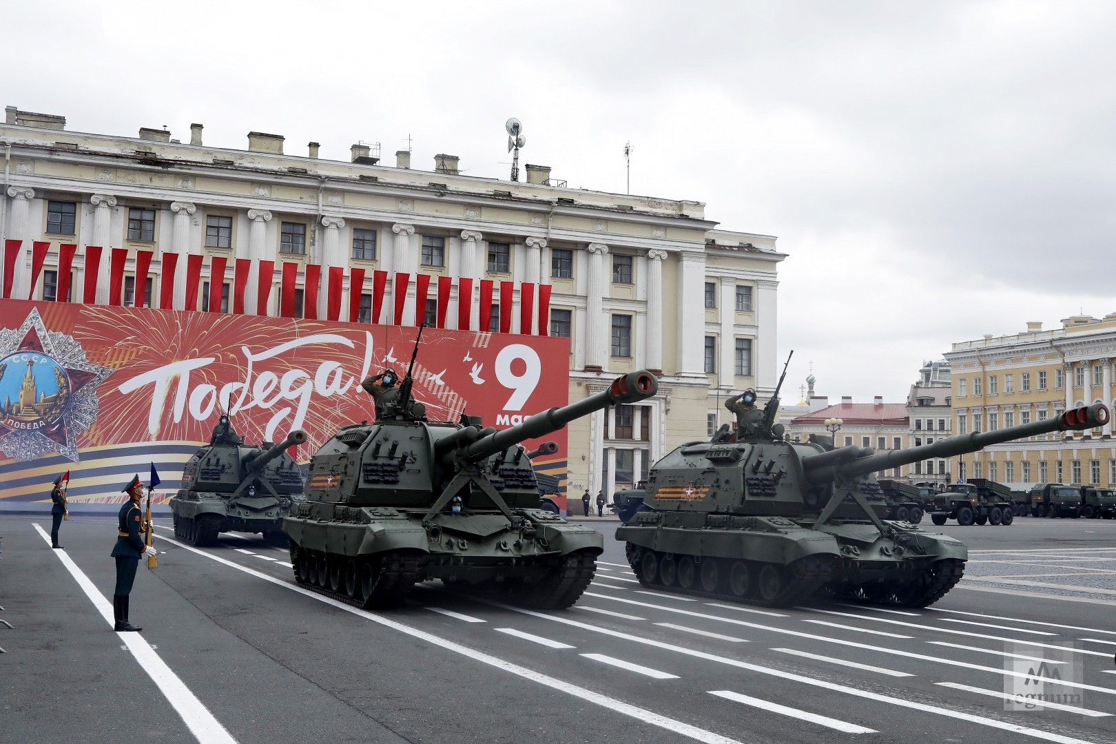 Драпировка мавзолея во время парада победы фото