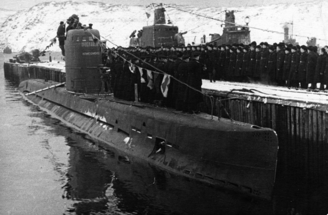 Церемония передачи флоту жителями Ярославской области подводной лодки «М-104». Полярный, 23 февраля 1943