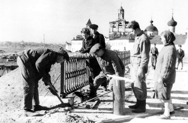 Установка чугунных решеток на новой набережной. Ярославль. 1944