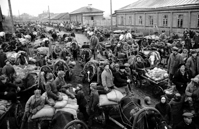 Обоз с продовольствием, собранный колхозниками Ярославской области для фронта. 1941 