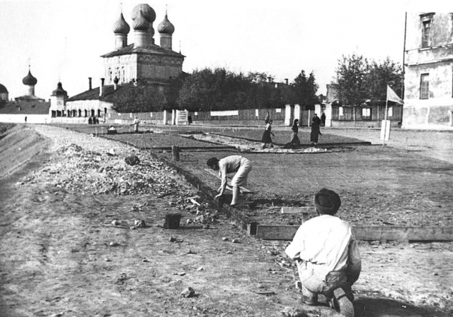Работы по благоустройству набережной. Ярославль. 1944