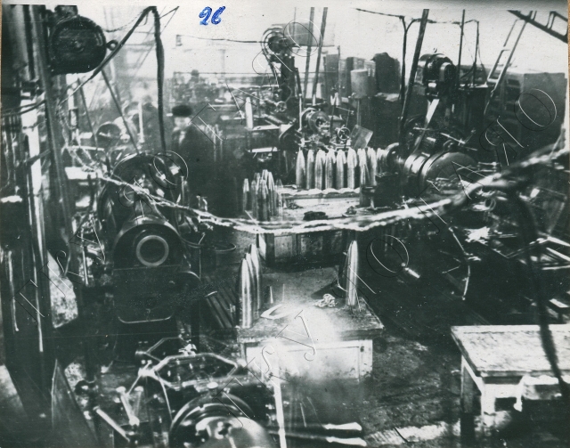 Механический цех Ярославского автомобильного завода. Обработка орудийных 75 мм снарядов для фронта. 1941 